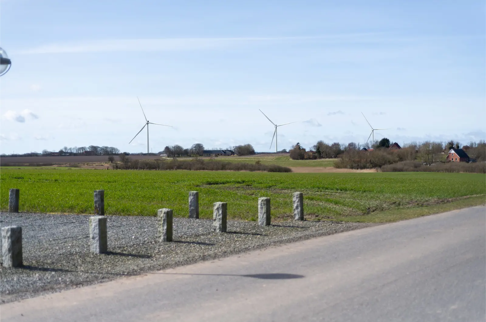 Landskab med vindmøller i baggrunden